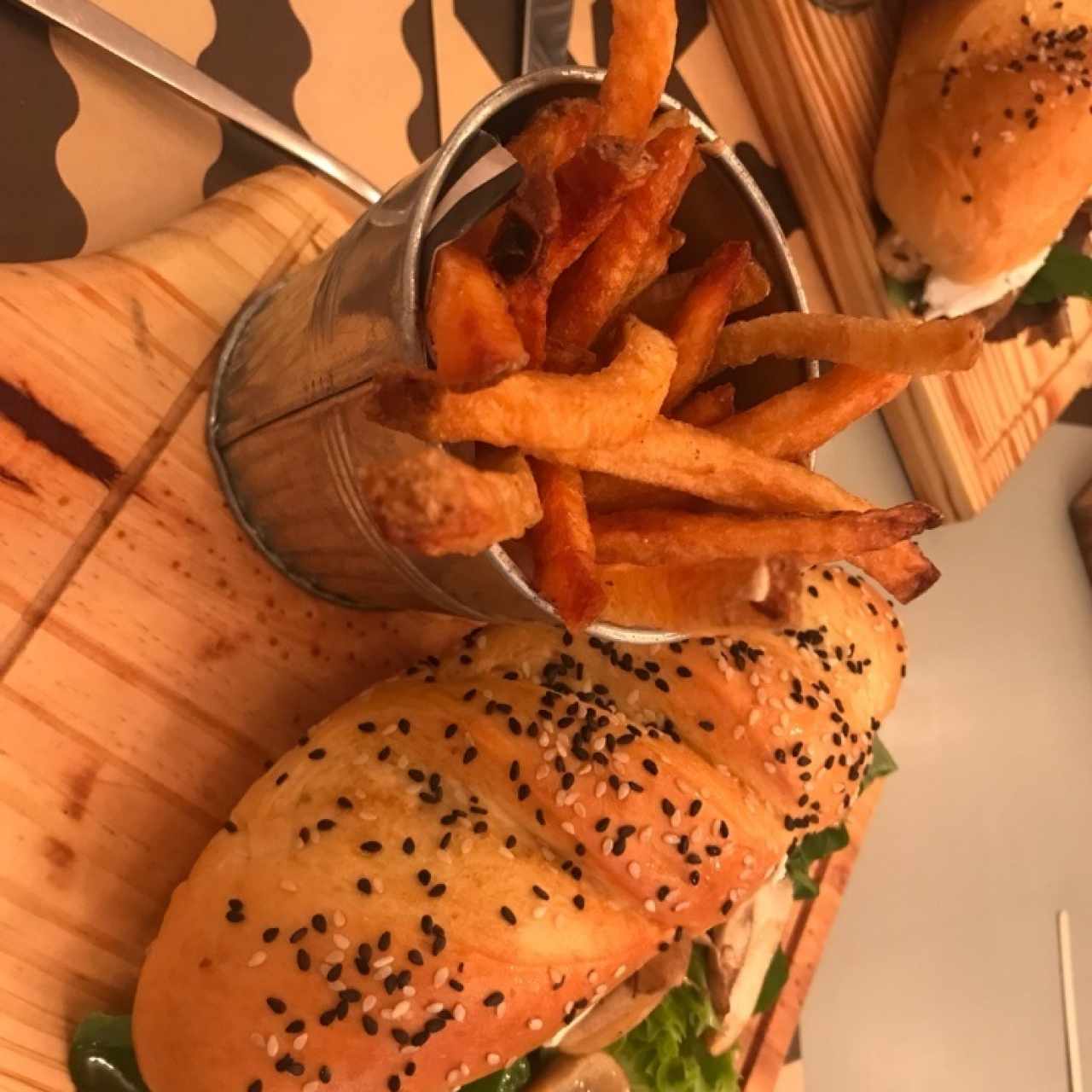 Panini con queso de cabra, tomates confitados, champiñones y lechuga