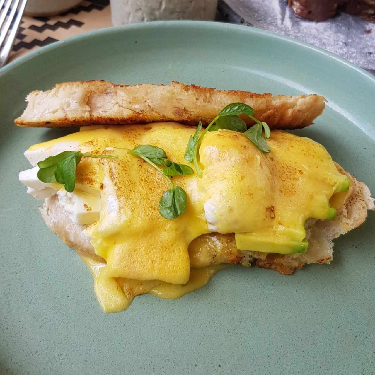 Huevos benedictinos con aguacate