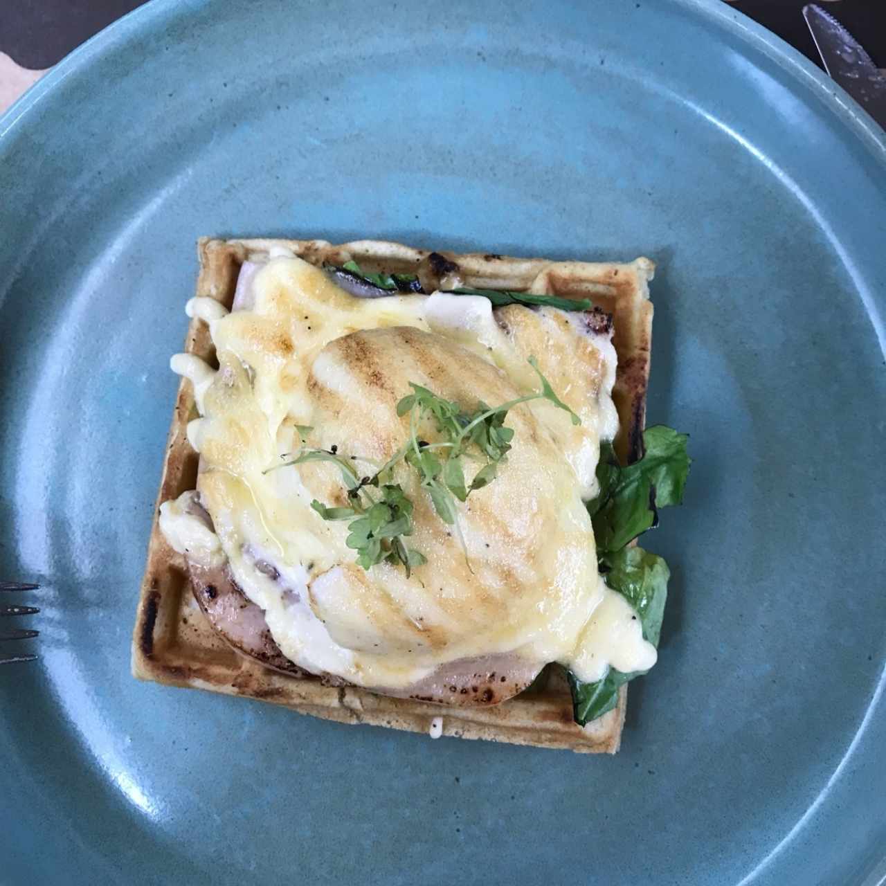 huevo benedictino con jamon de pavo y rugula. Pedimos waffle en lugar de pan y es excelente. 