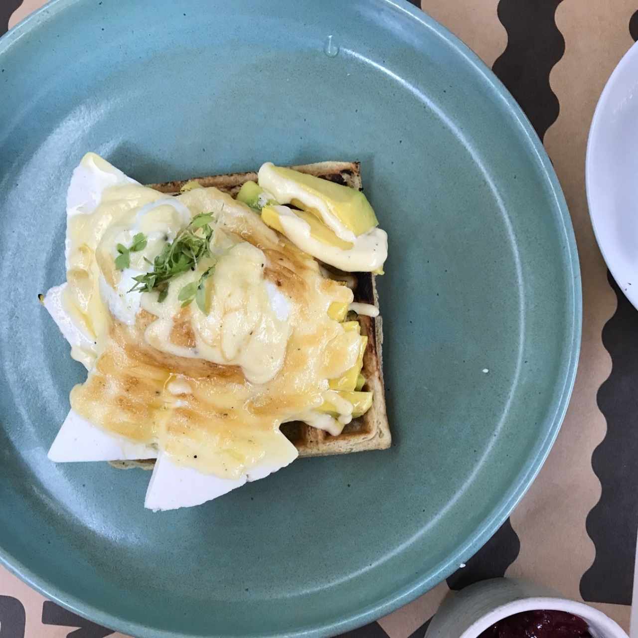 huevo benedictino con queso ricota y aguacate. Pedimos waffle en lugar de huevo y es buenísimo.