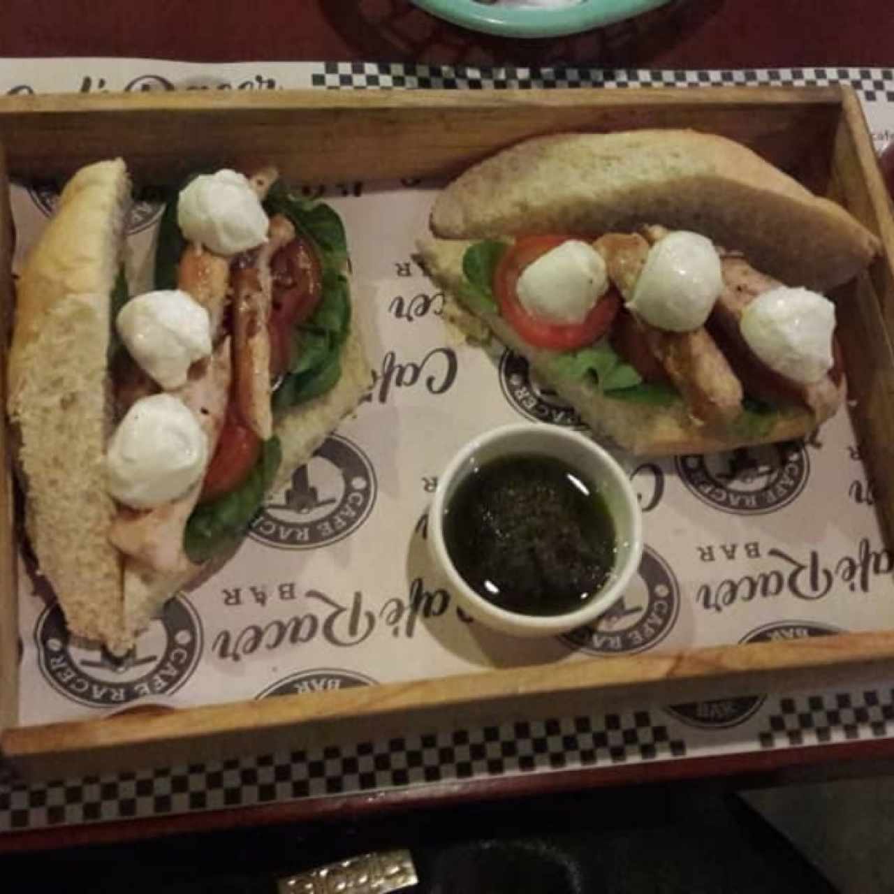 Sandwich Capresa con pollo