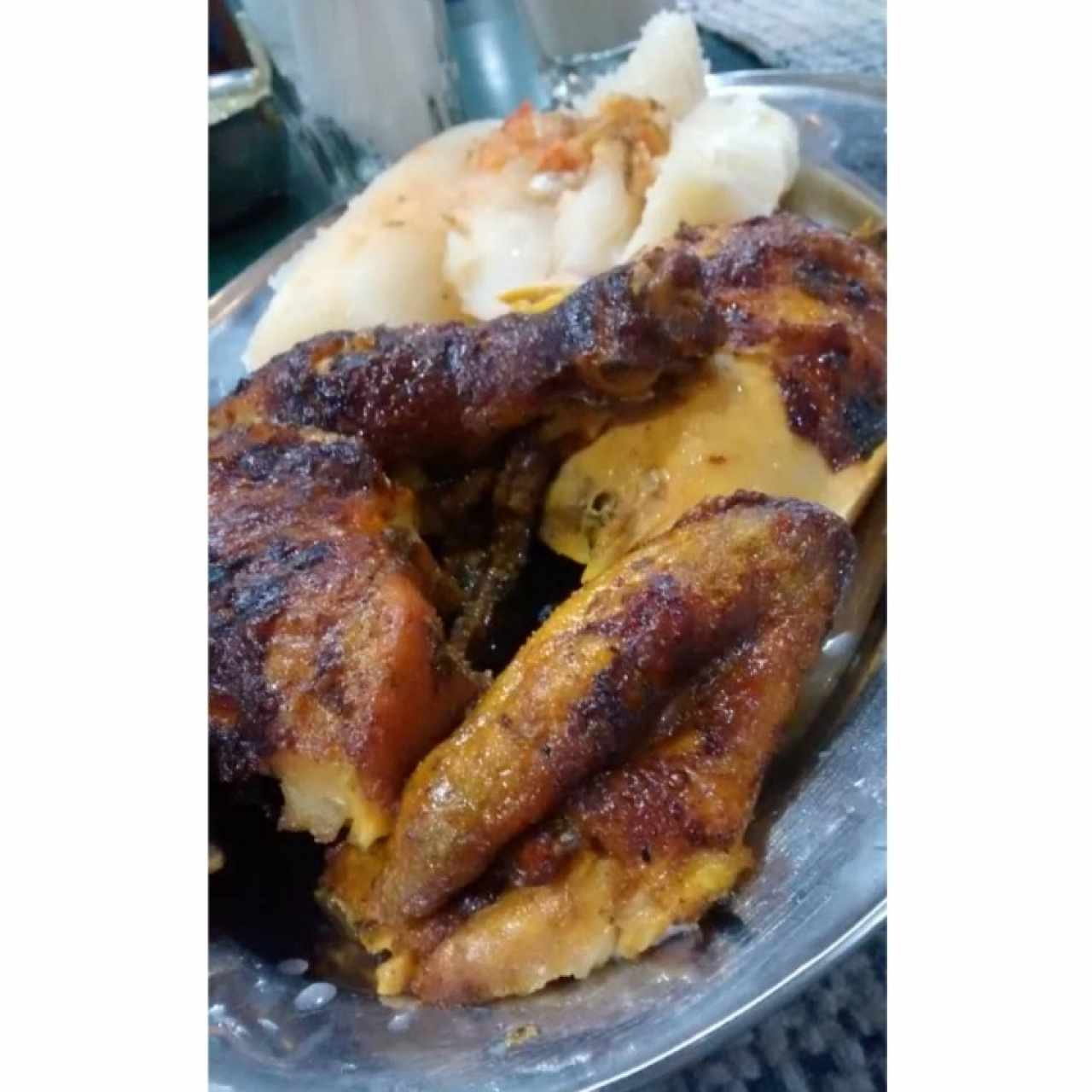 Es básicamente una pollera, el picante si estaba bien. La Yuca le falto