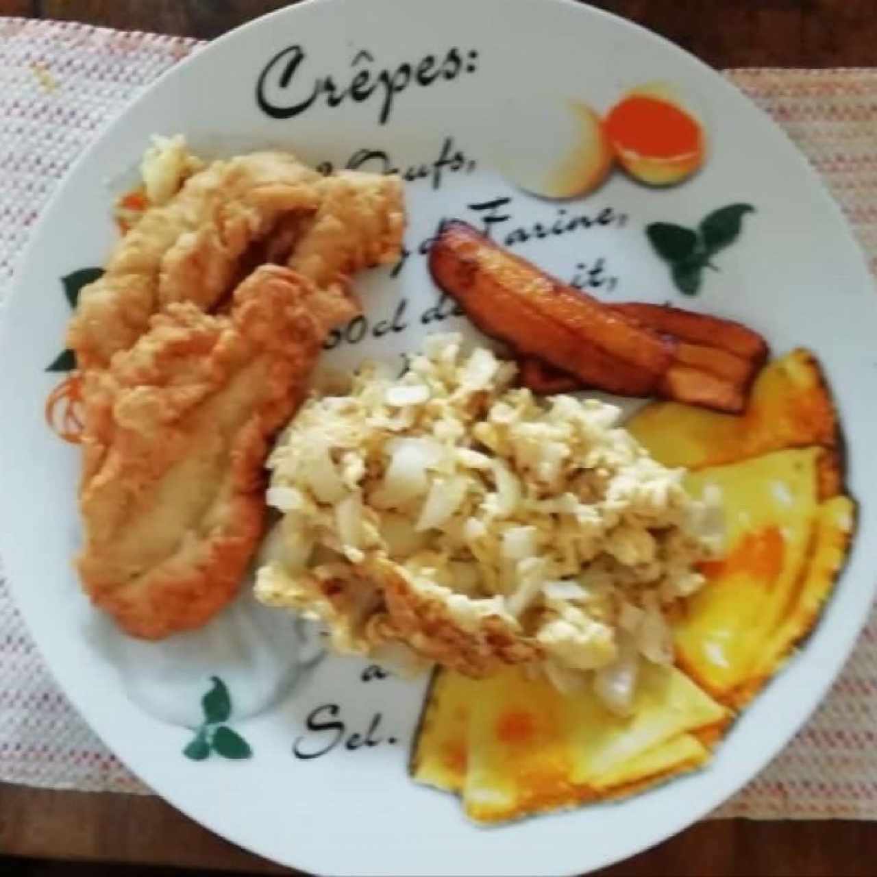 Milanesa de Pollo, Papas y Tajadas, excelente..!