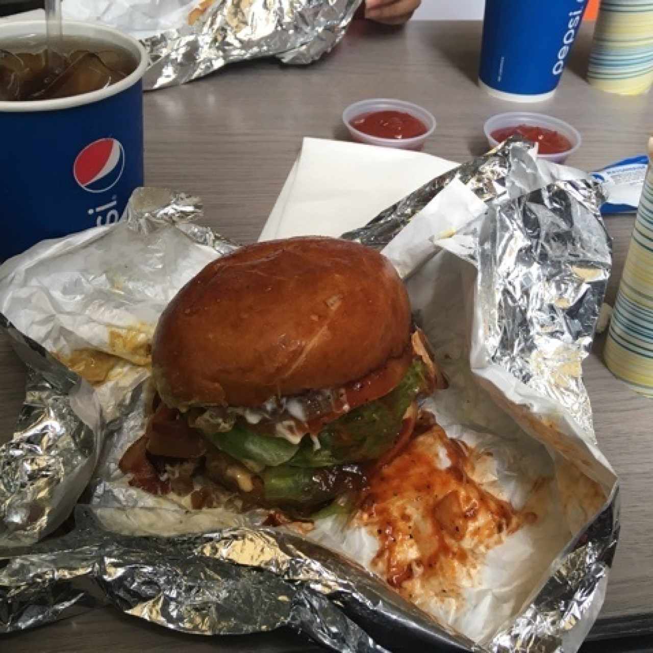 hamburguesa doble con queso y tocineta con papas!