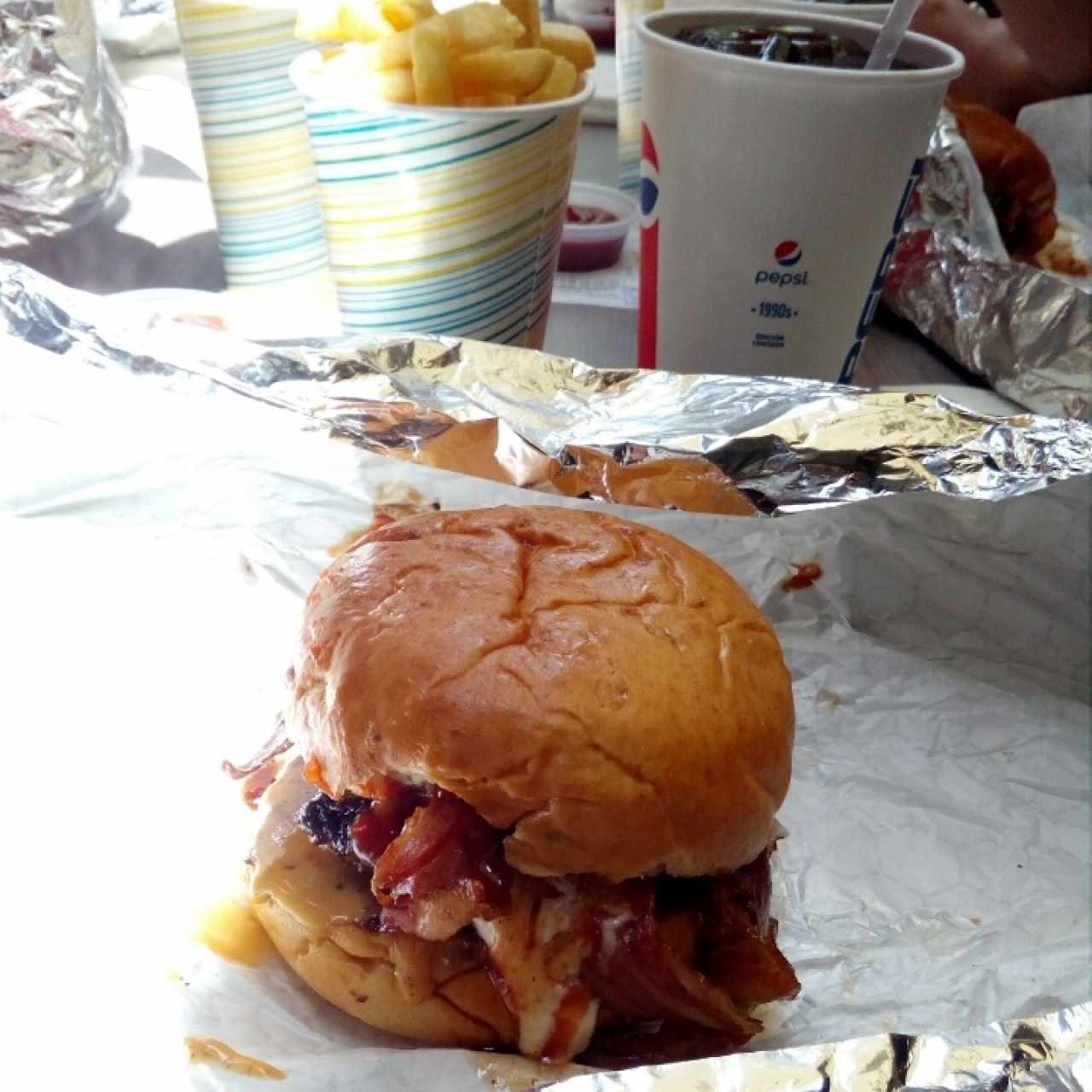 Doble queso con tocineta + papas clásicas