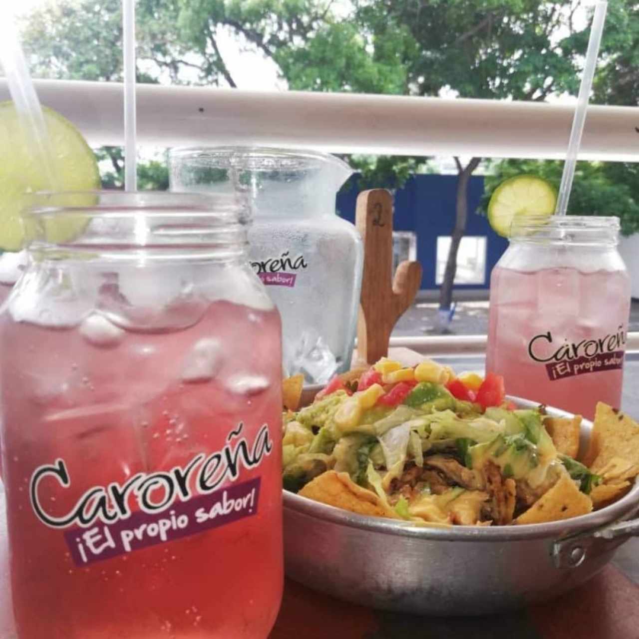 Nachos y Jarra de Caroreña