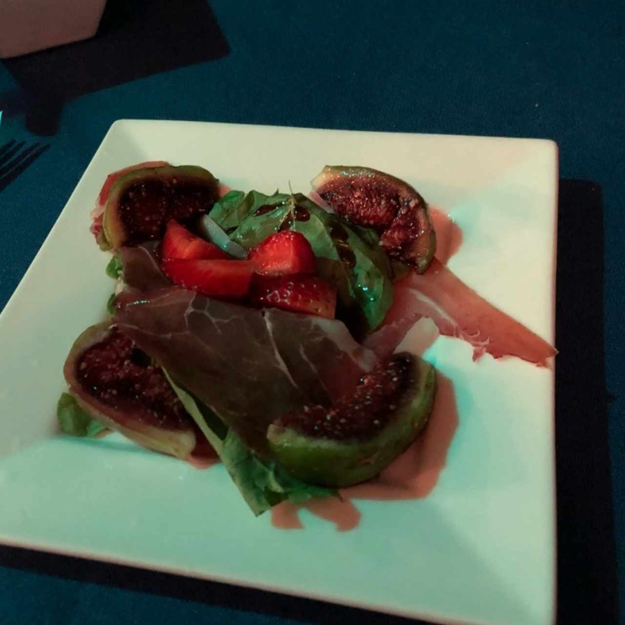 Ensalada con jamon, rugula, fresas e higos