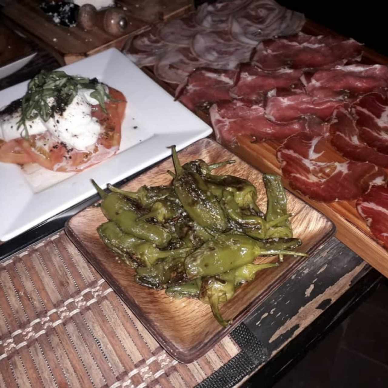 pimientos, ensalada capresa y cortes de pancetta, copa y Cecina. 