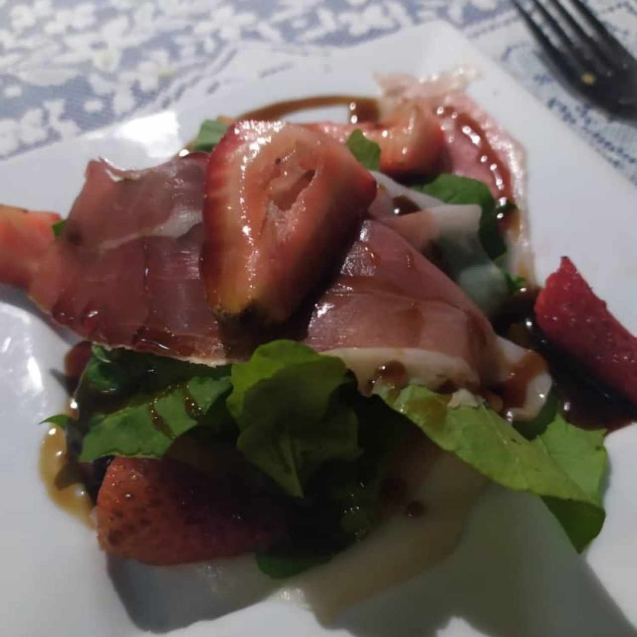 Rugula, Jamón Serrano con fresas