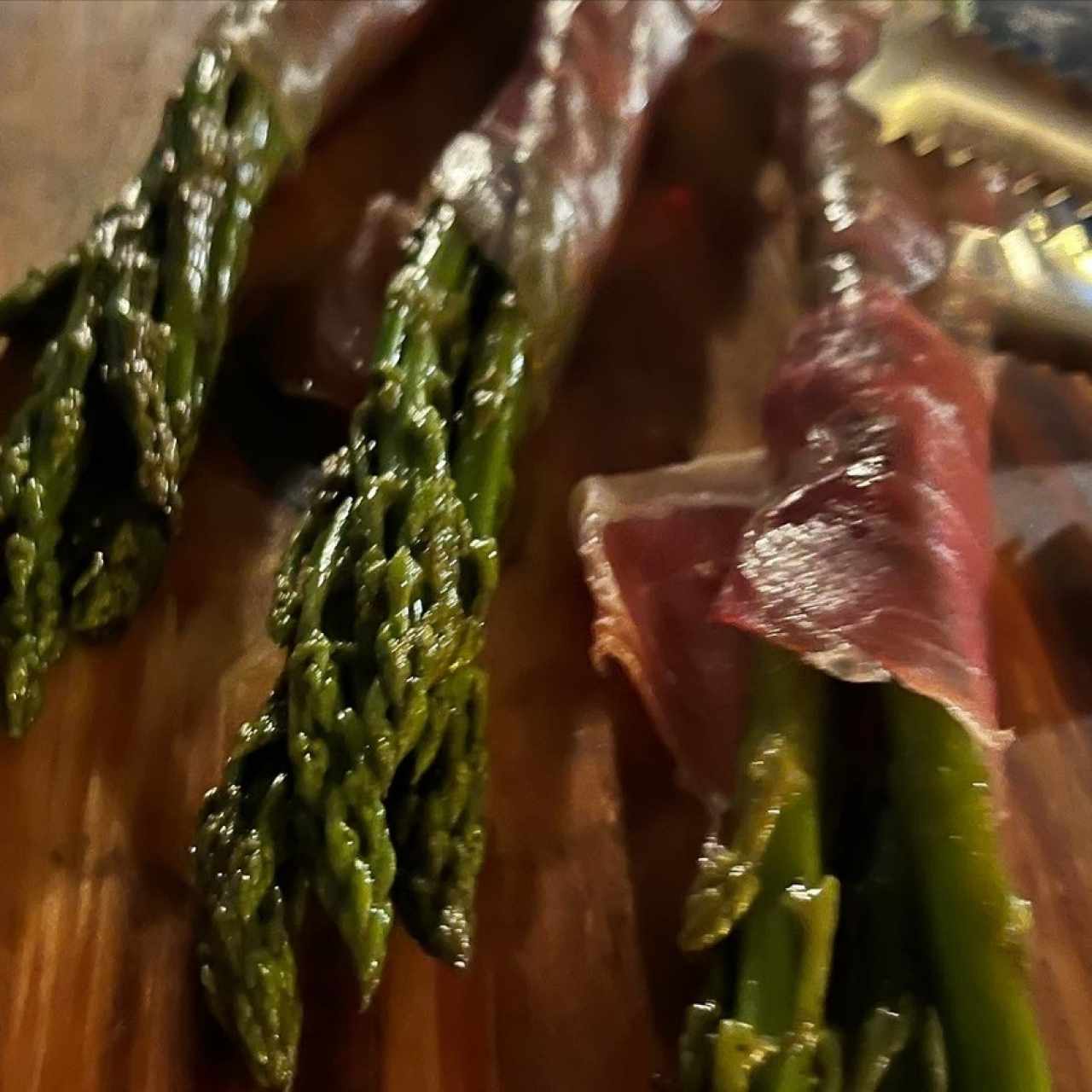 Jamon serrano enrolldo en esparragos blanqueados