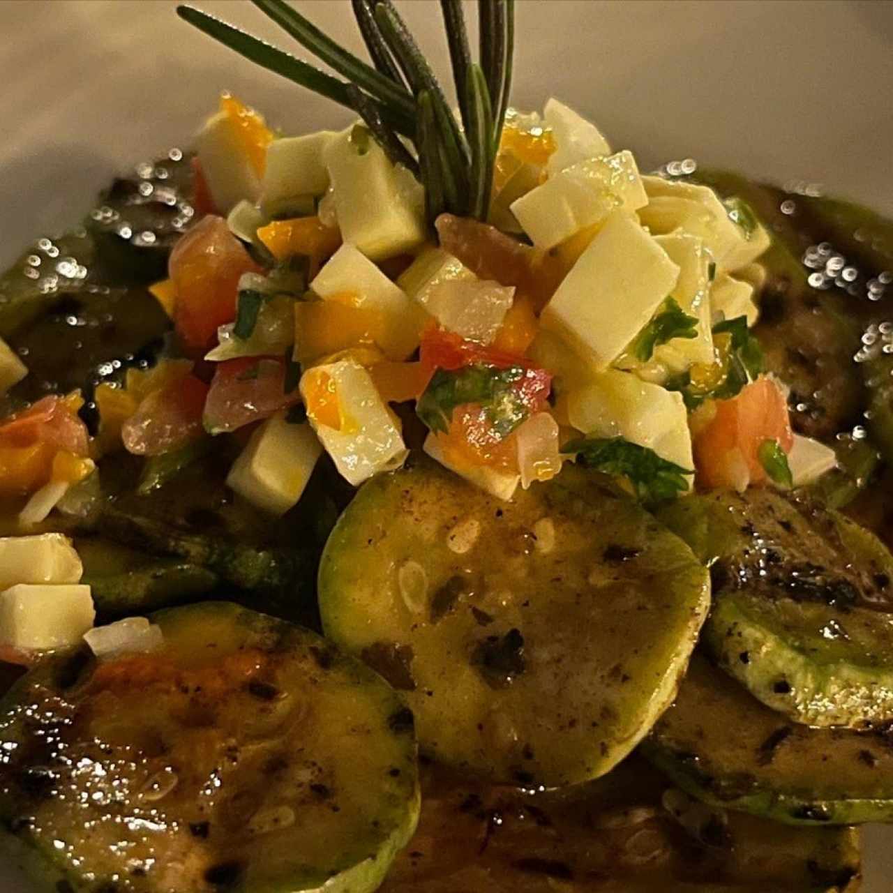 Carpaccio de calabacin gratinado mozarella y tomate