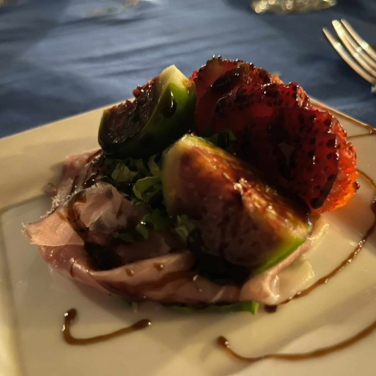 Ensalada de fresas higos rugula y reduccion de vinagre balsamico