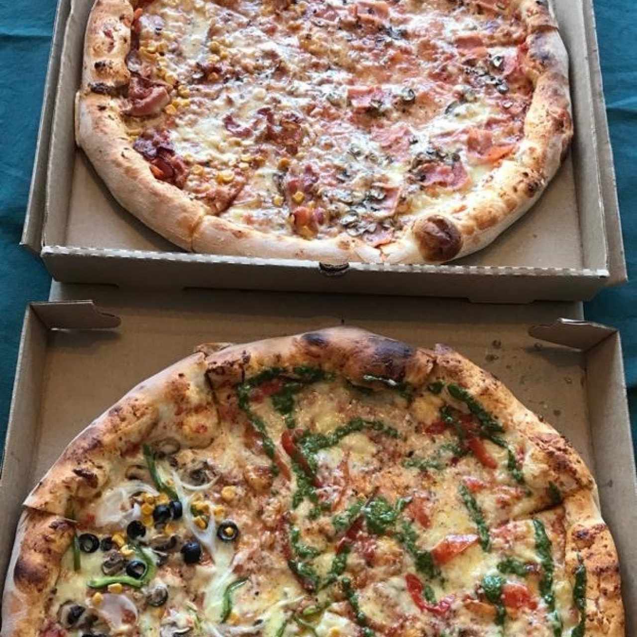 arriba : maiz y tocineta/ jamon con champiñones abajo: vegetariana/fileto 
