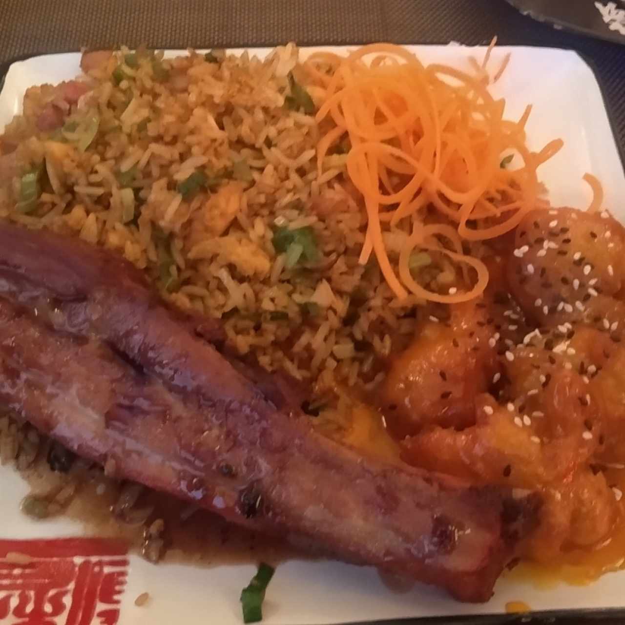 Arroz Frito, Pollo Miel y Ajonjolí (o) Agridulce y Una Costilla