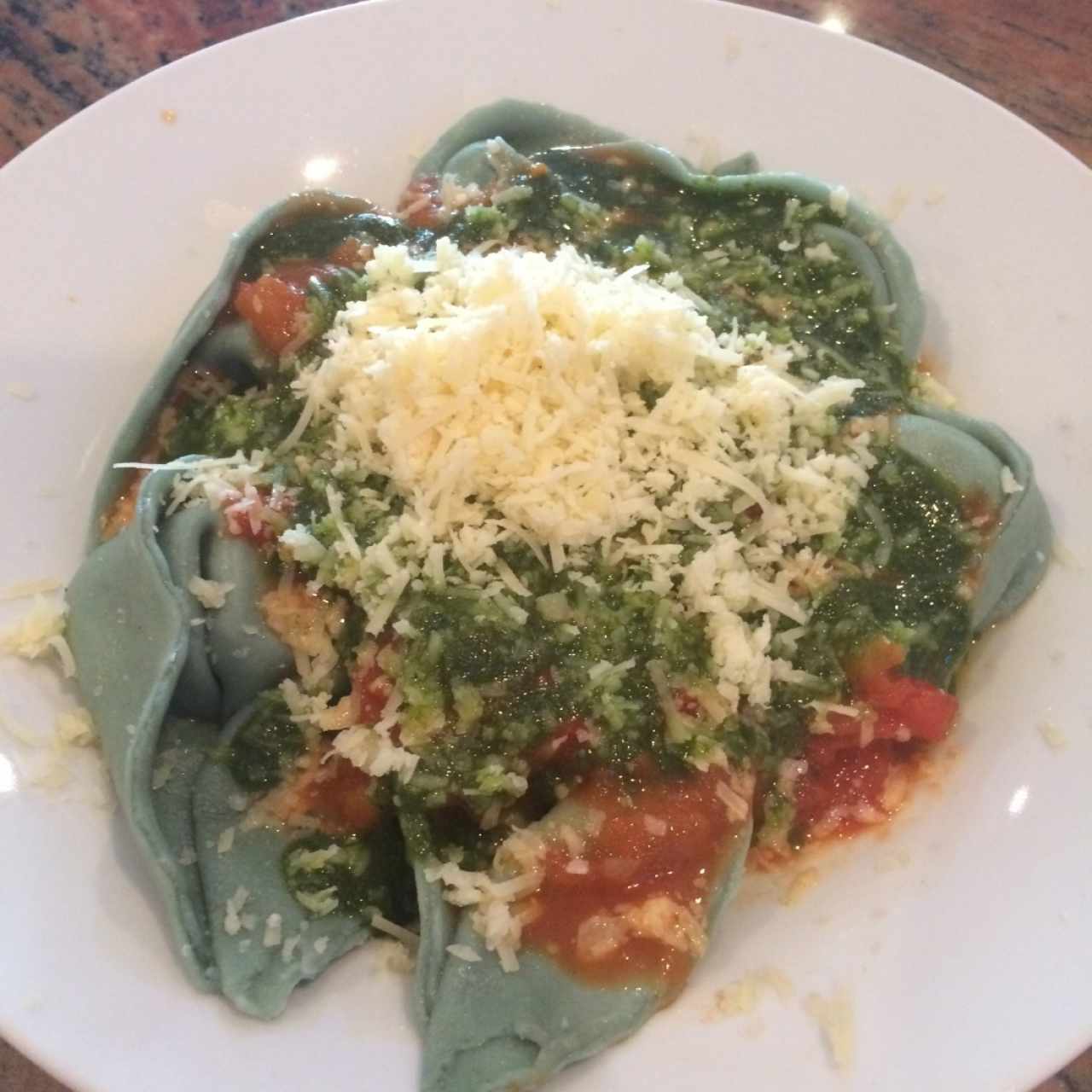 tortellone de espinacas con salsa napoli y pesto