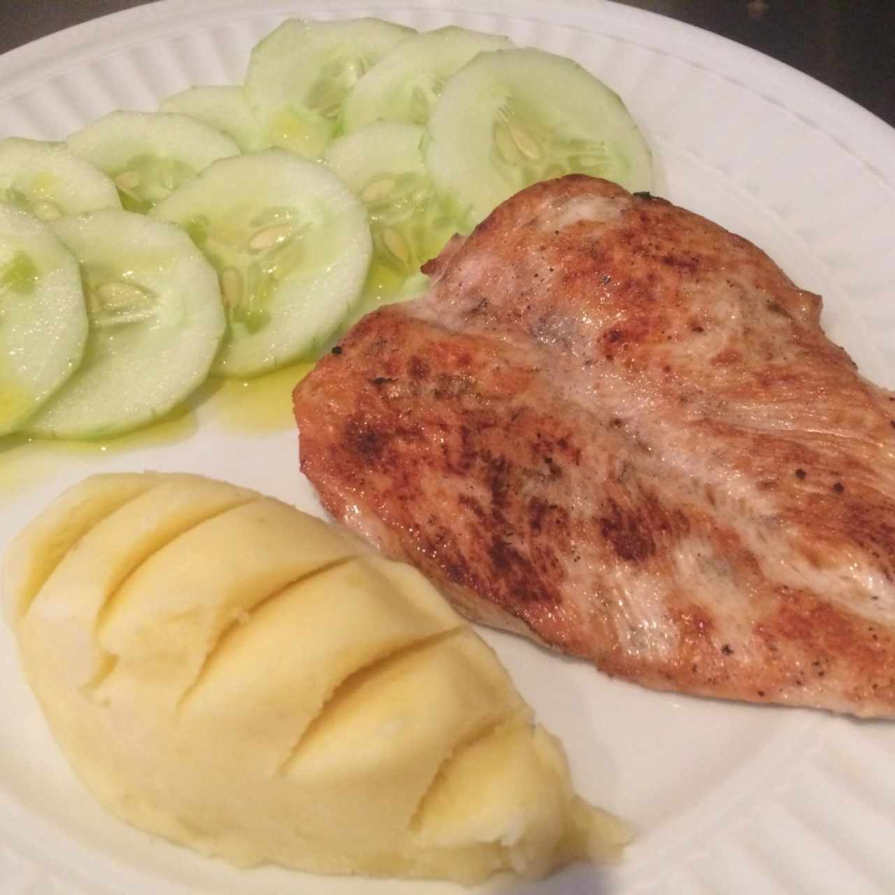 pollo a la plancha con puré y rodajas de pepinos