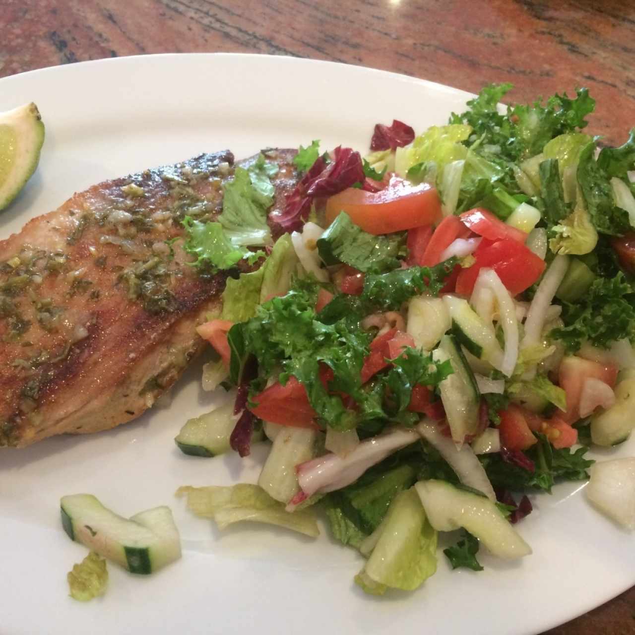 filet de pescado al. ajillo con ensalada verde