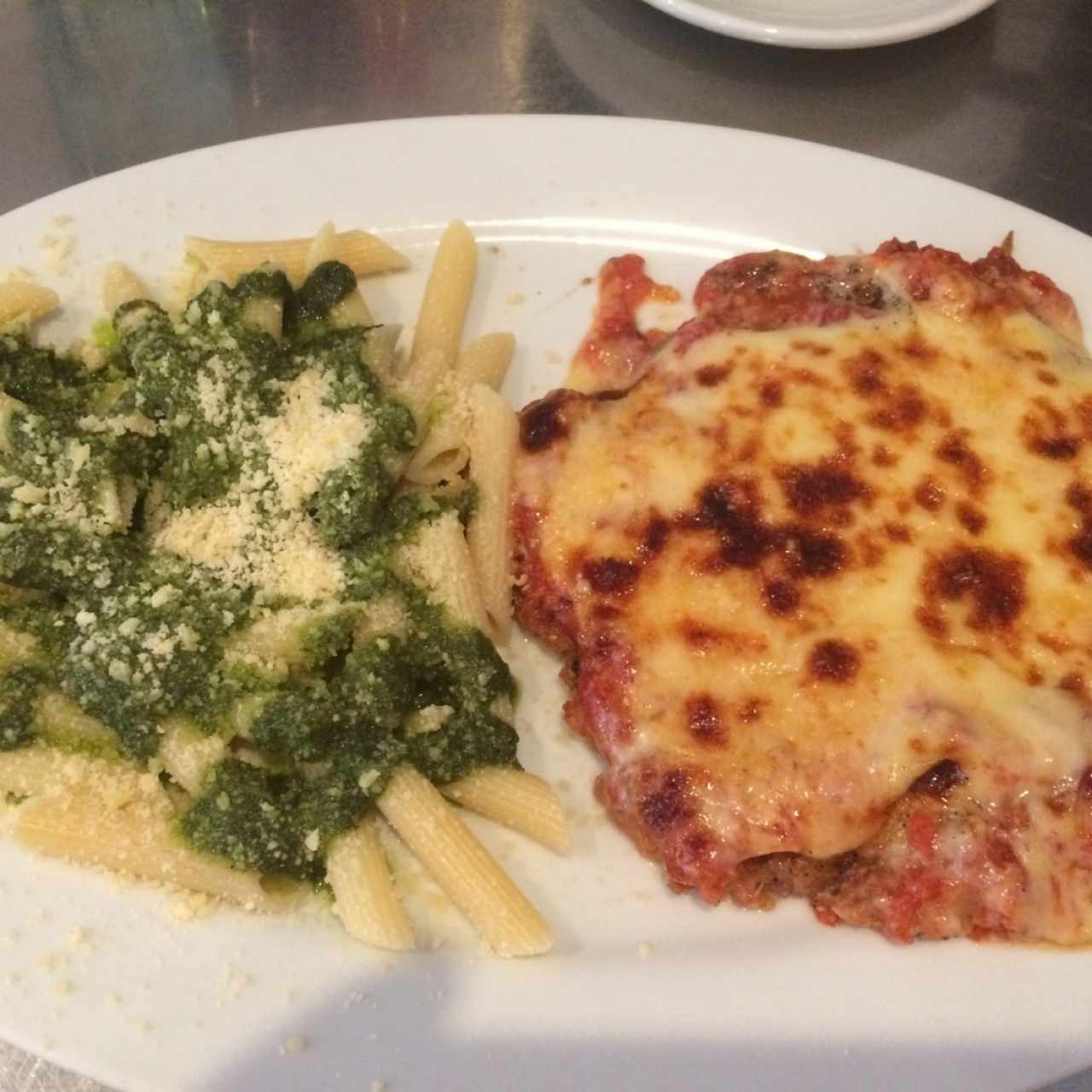carne parmigiana con pasta pesto