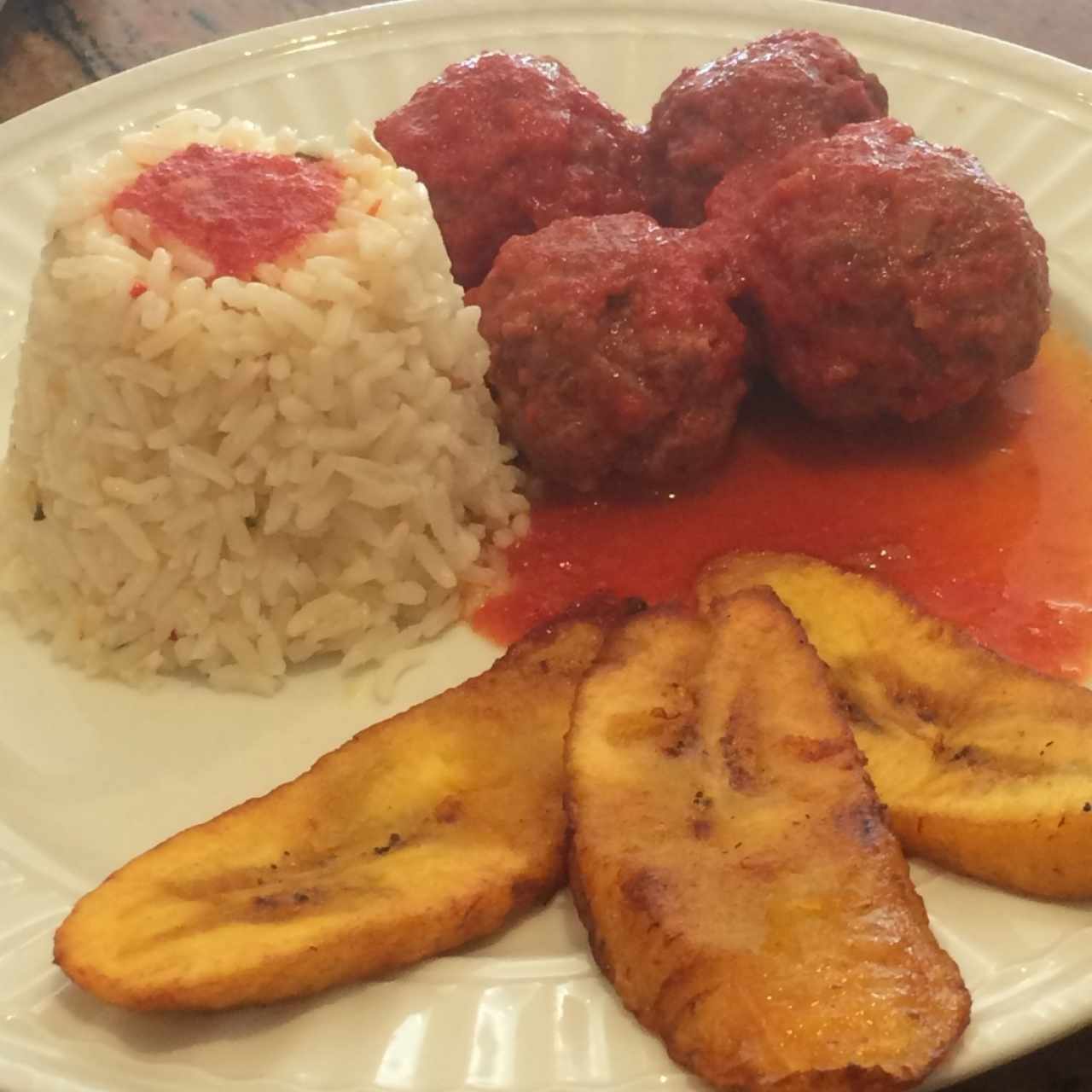albóndigas con arroz y tajaditas