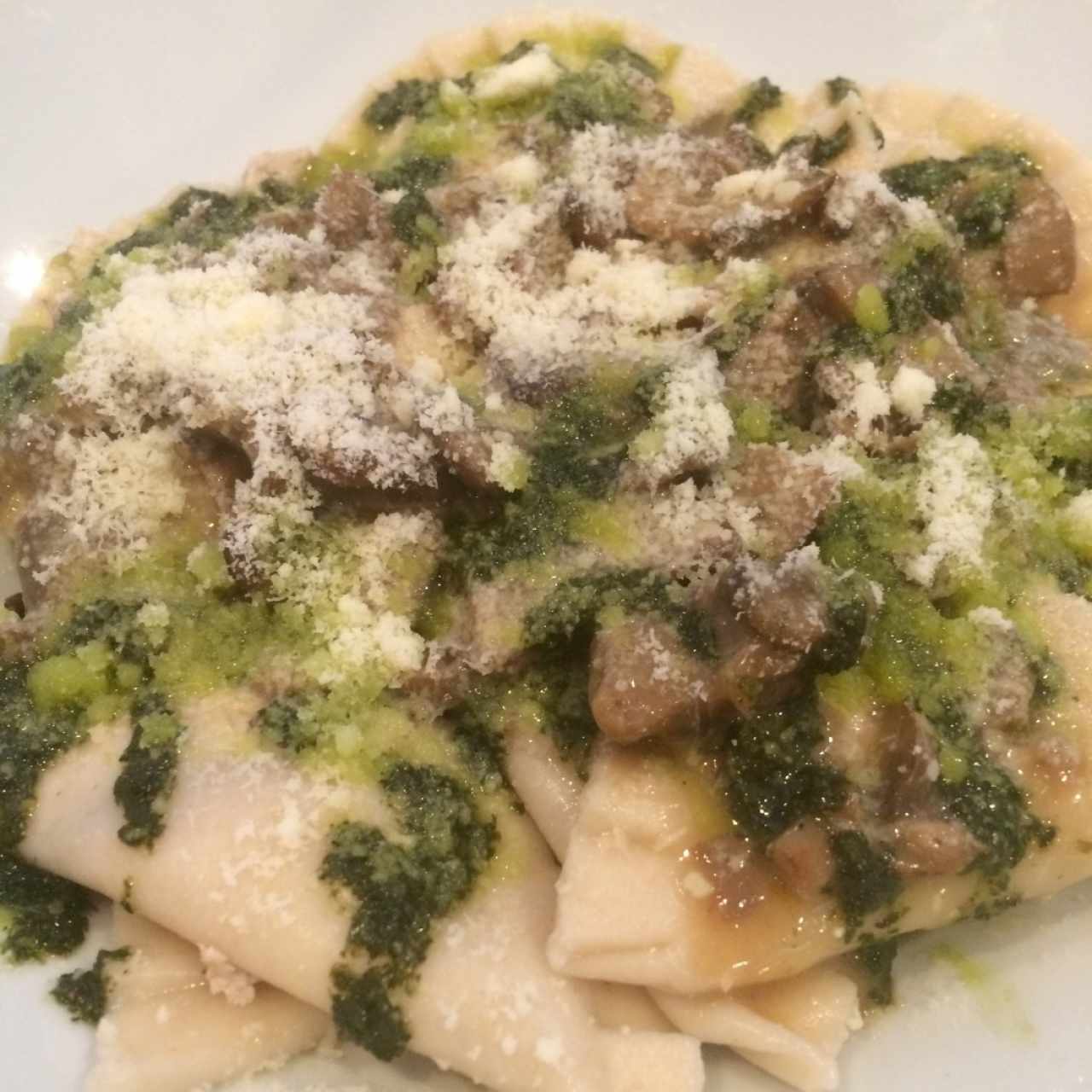 agnelotti en salsa de champiñon y pesto