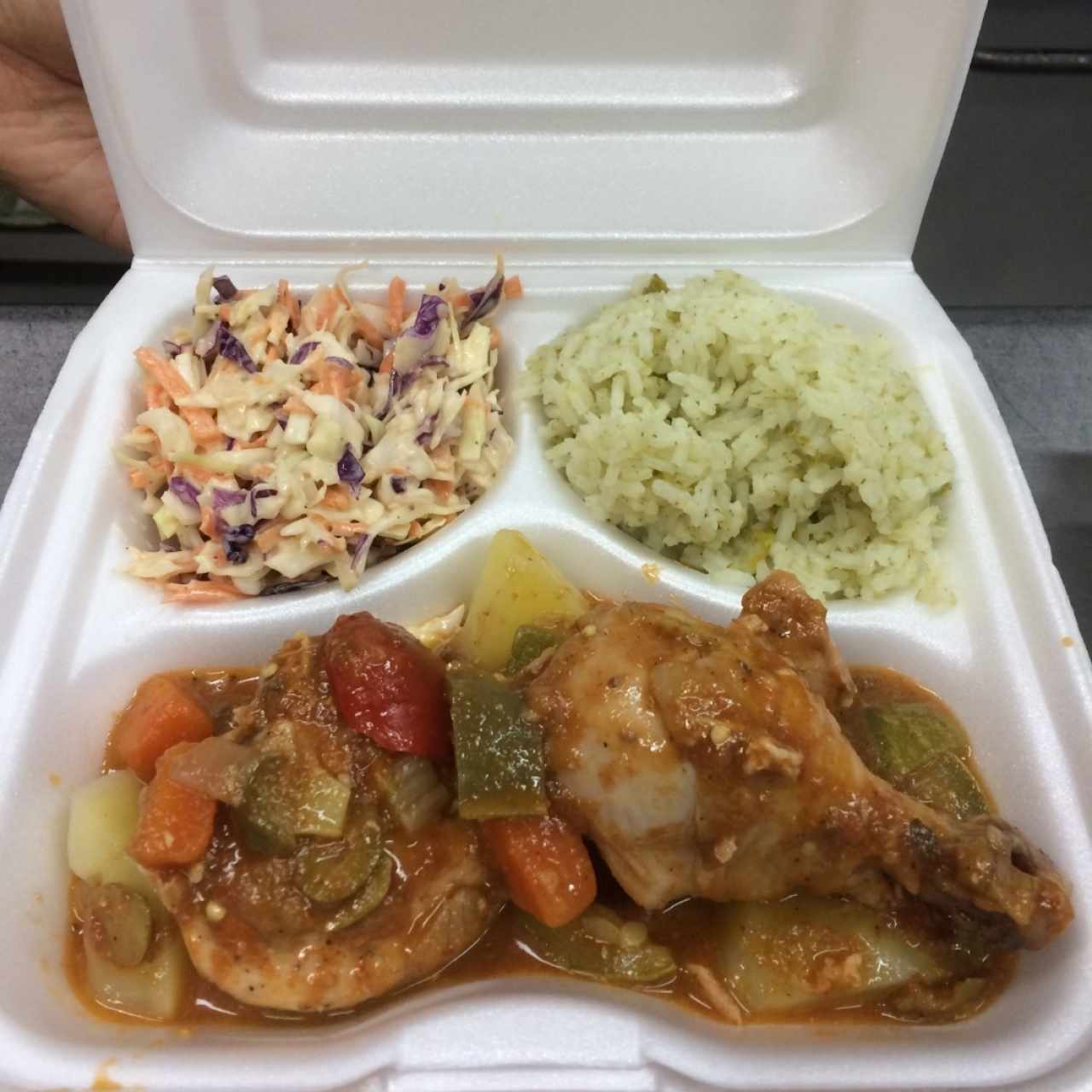 pollo a la jardinera con arroz verde y ensalada rallada para llevar