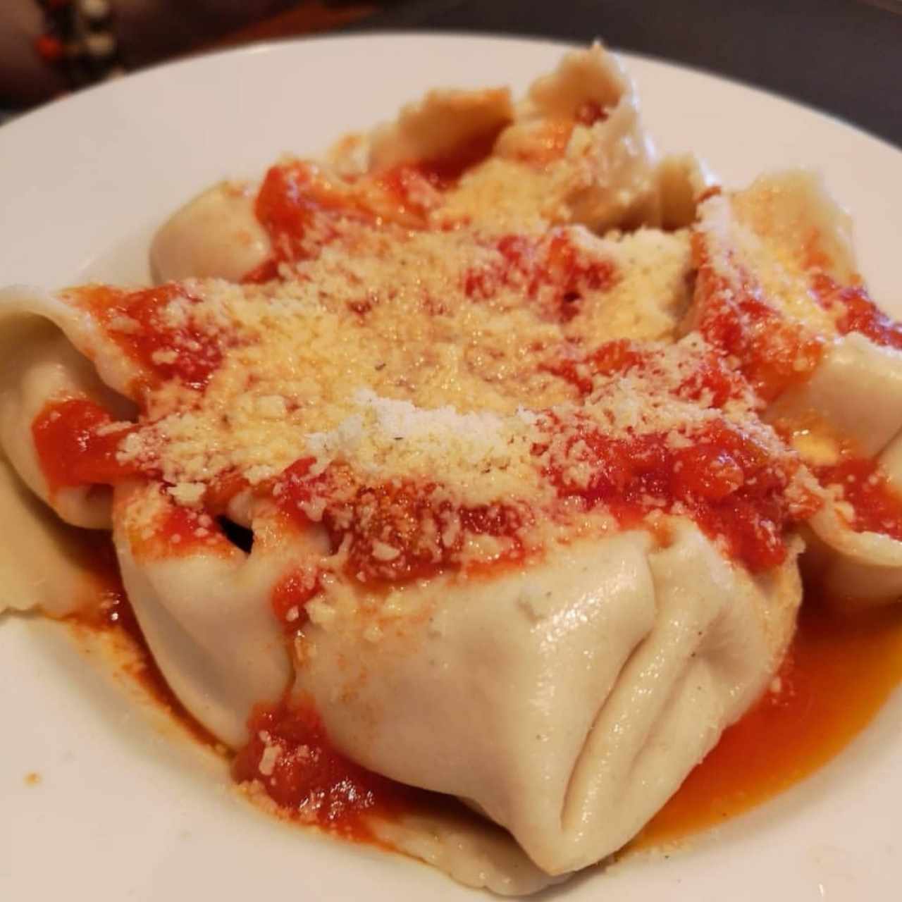 tortelloni de auyama en  salsa napoli