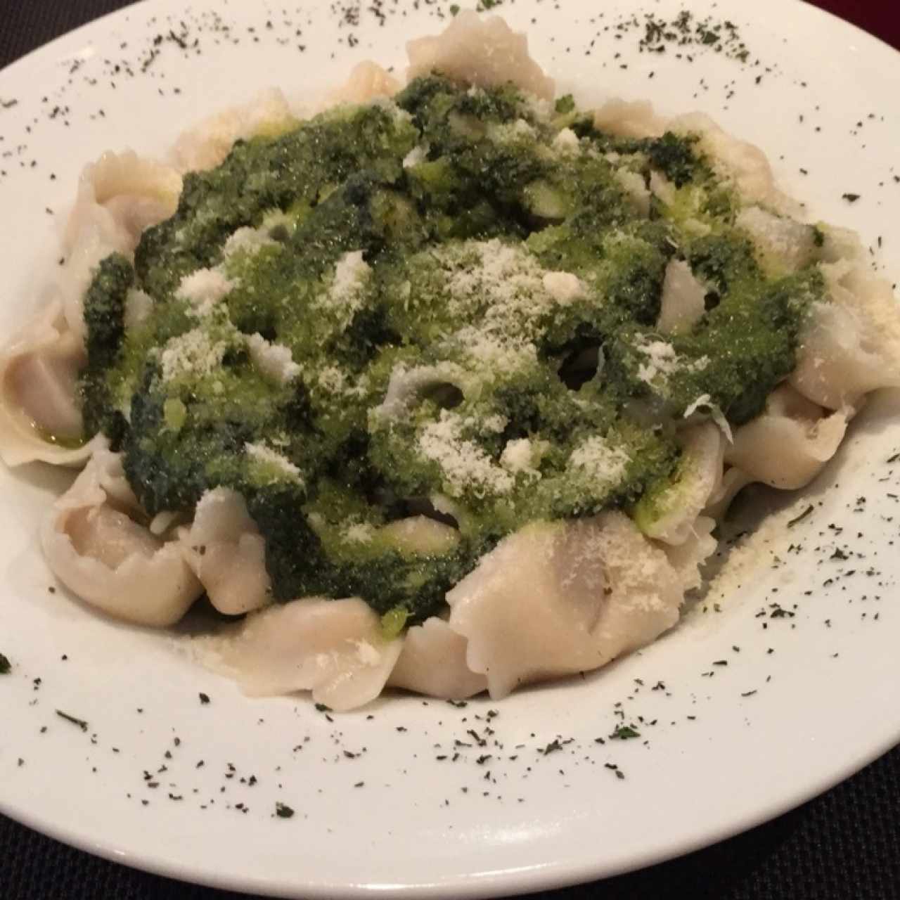 Tortelline ricotta con espinaca en salsa pesto 