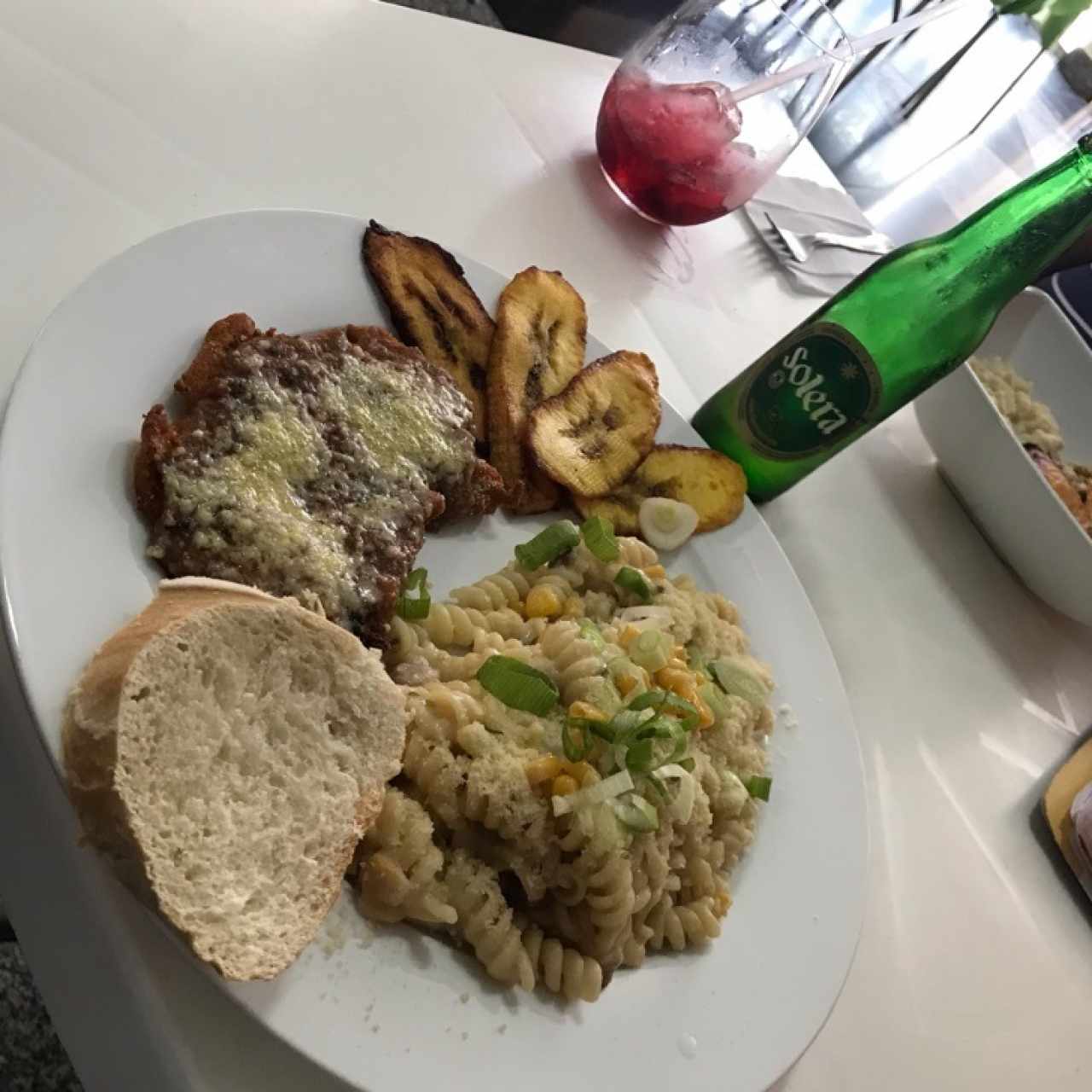 Pasta Tocimaíz con milanesa de pollo.