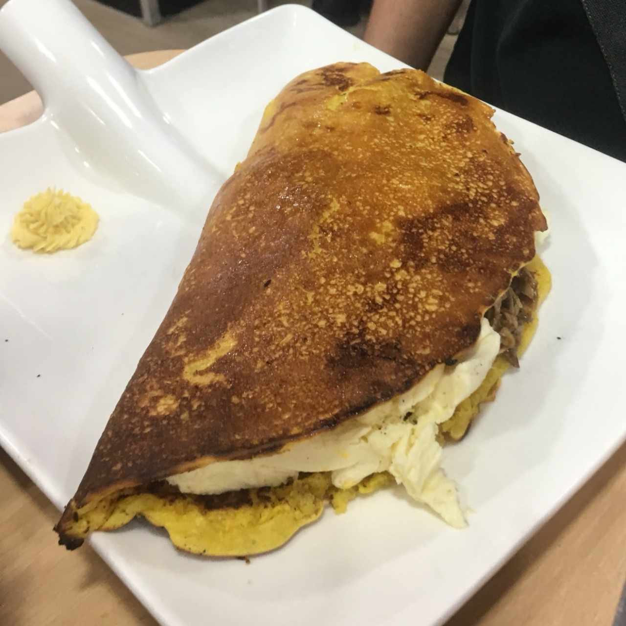 cachapa de pernil y queso de mano