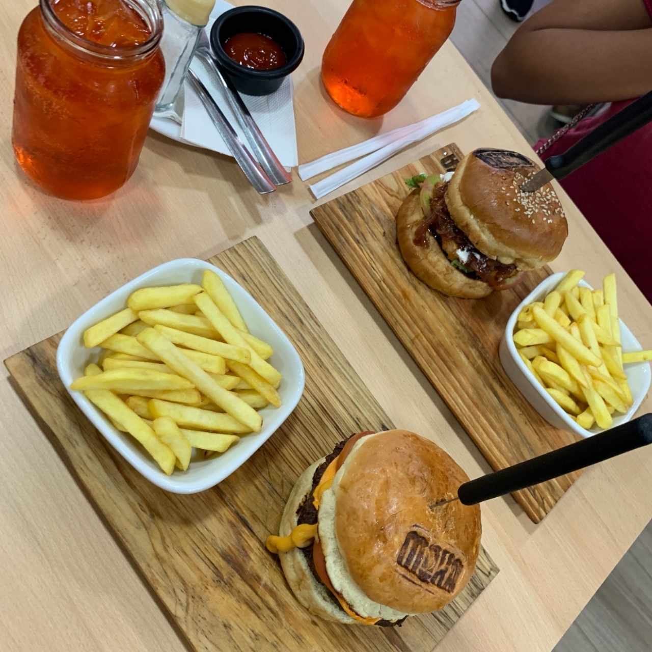 hamburguesa con queso fundido vegetales y carne divina