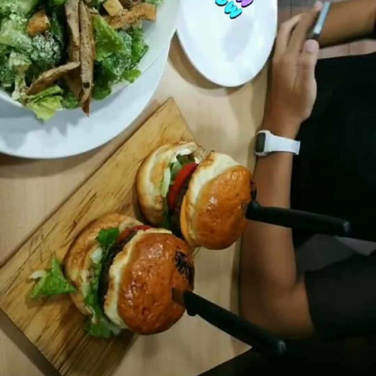 Hamburguesas + Ensalada César 
