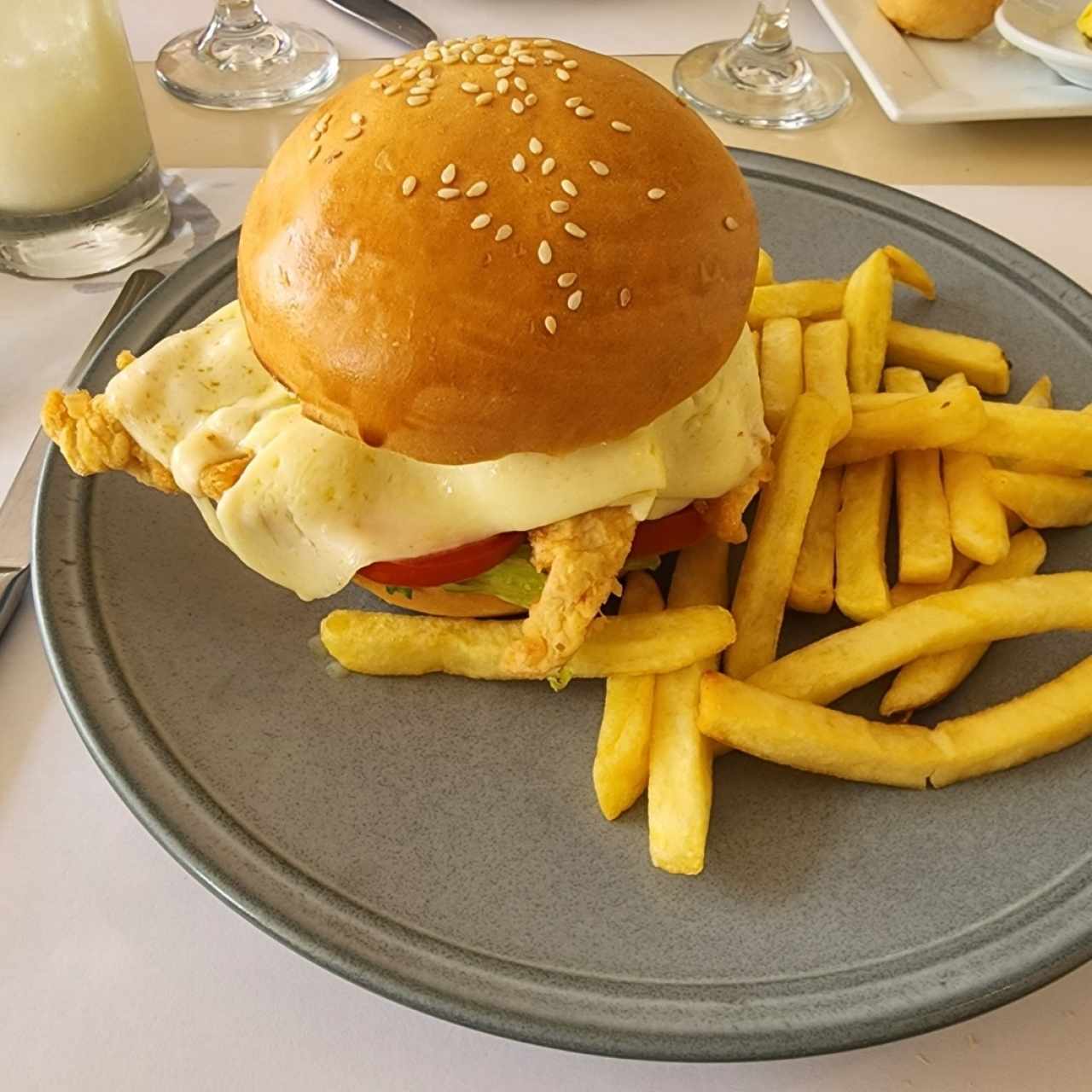 HAMBURGUESA DE POLLO CRISPY CON QUEDO CHEDAR.