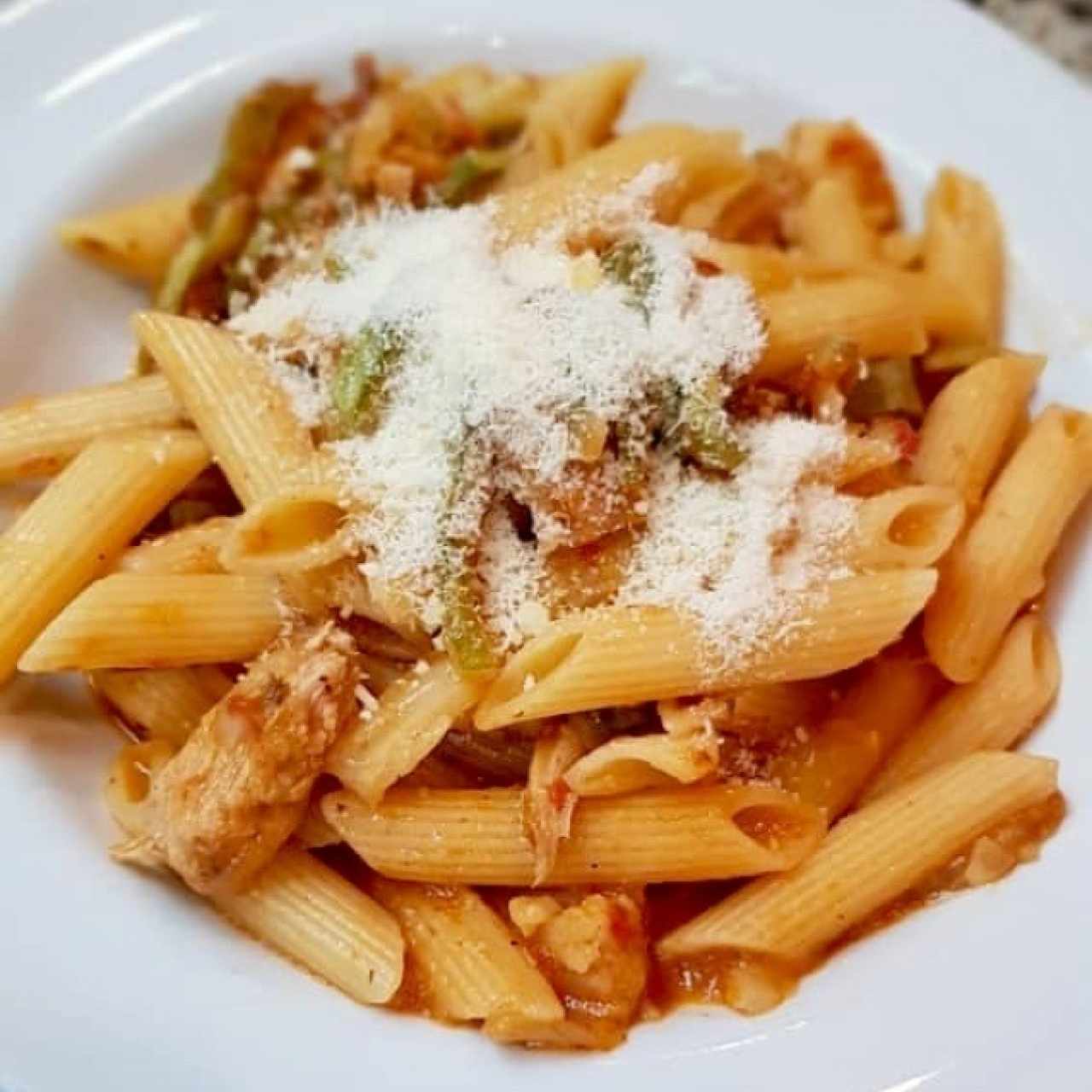 Pasta con pollo y calabazin y queso parmesano reggiano