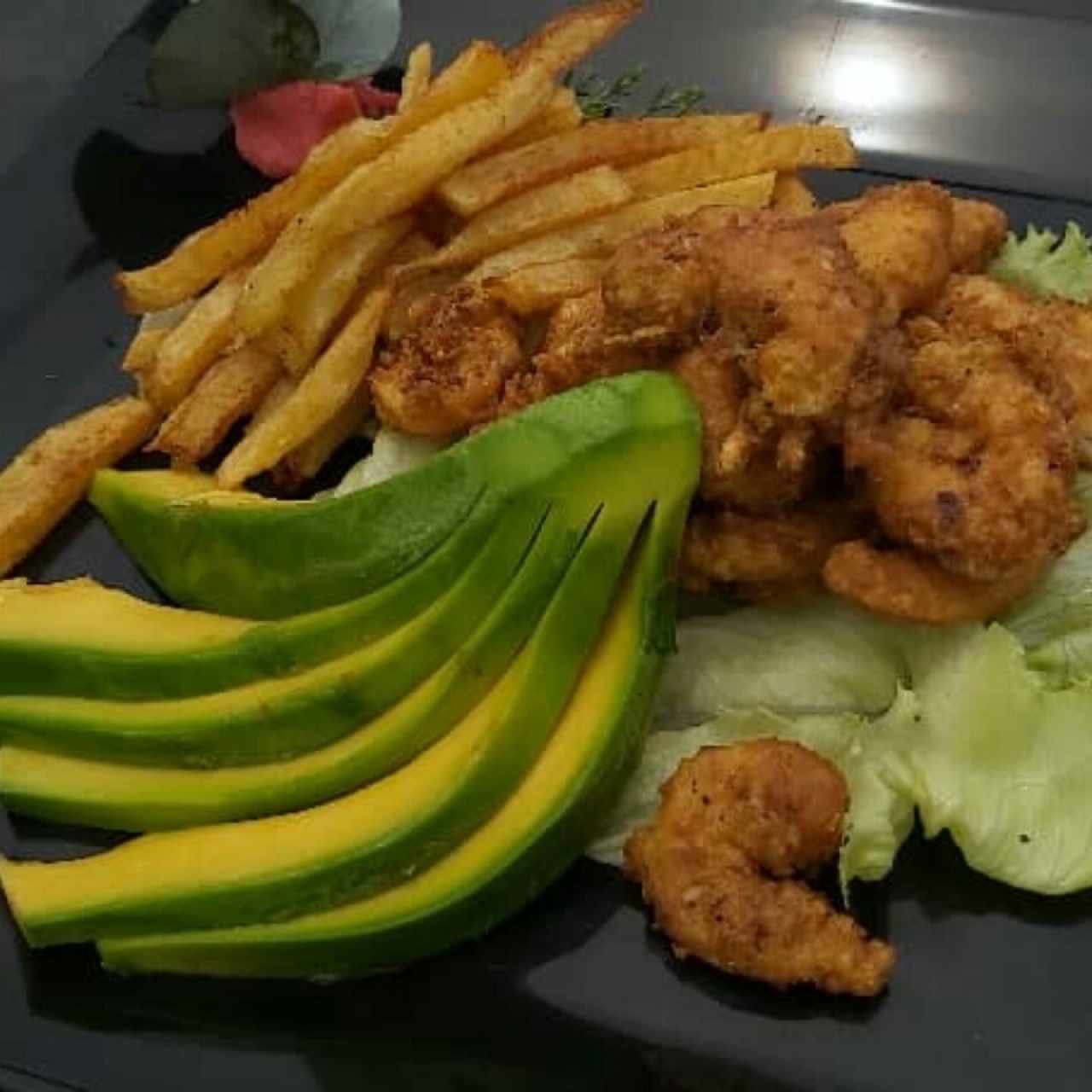 CAMARONES REBOSADO CON AGUACATE