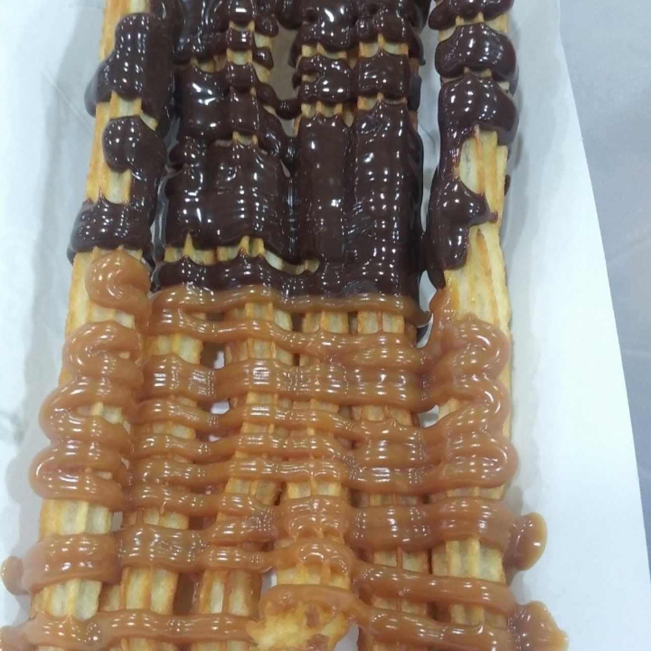 Churros con arequipe y chocolate