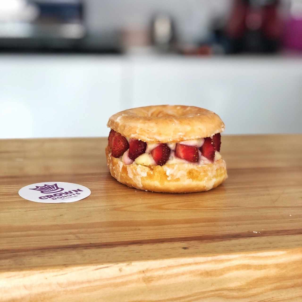Dona rellena de fresas y crema pastelera 