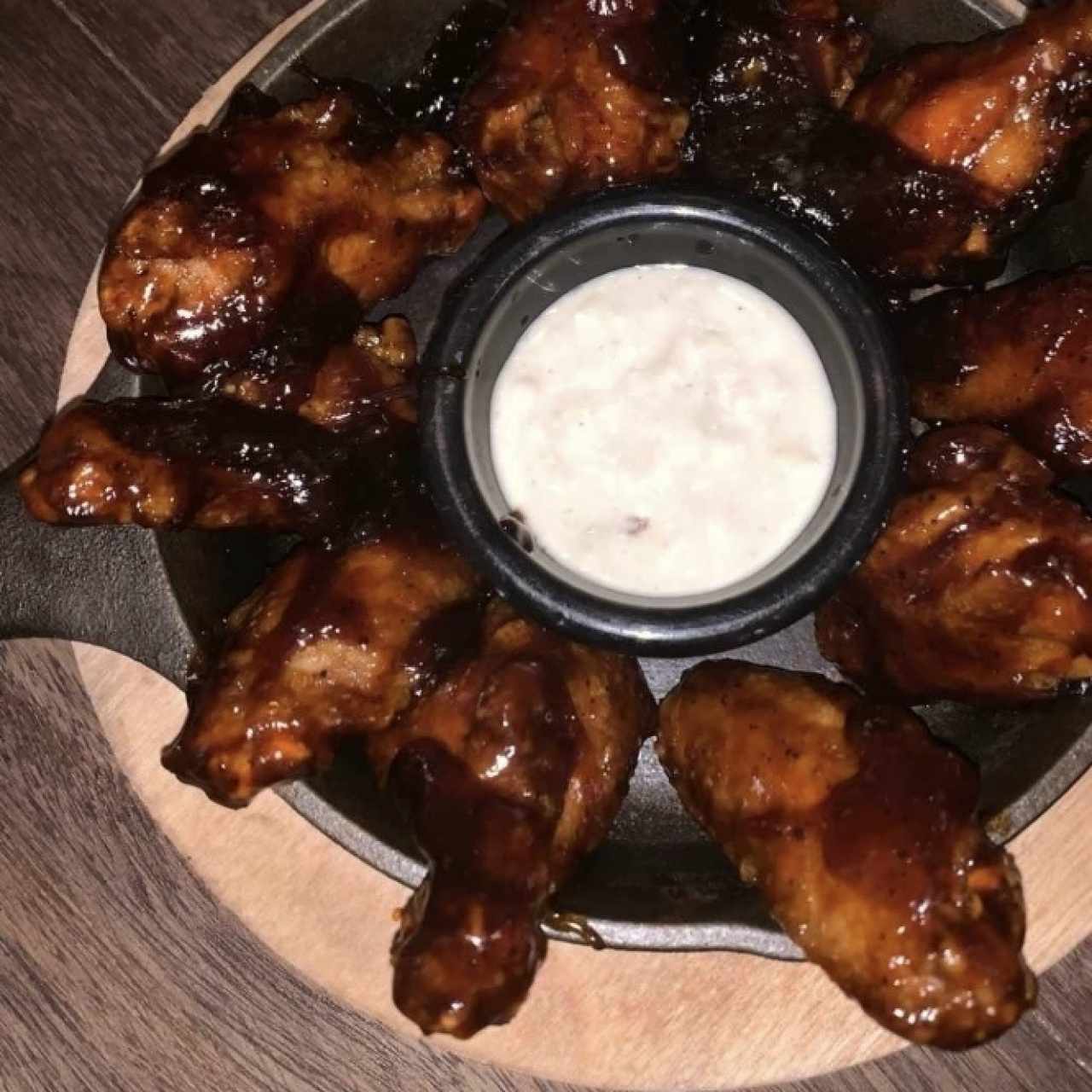 Alitas de pollo a la barbecue con salsa tartara