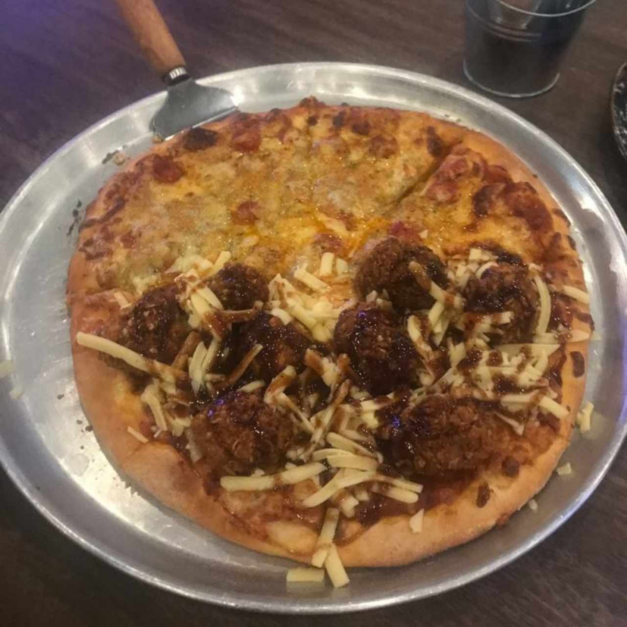 Pizza Mediana, mitad de Pollo Crispy BBQ y Mitad de Chistorras 4 Quesos, Espectacular 