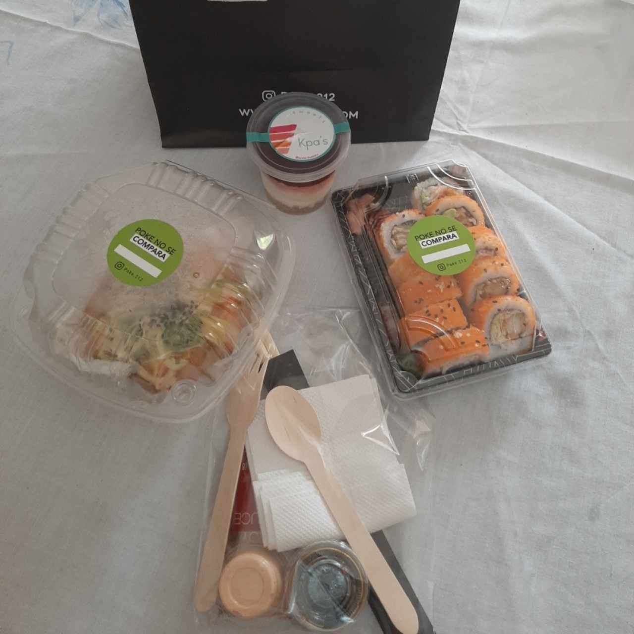 sushi pizza de salmón y rolls de langostino