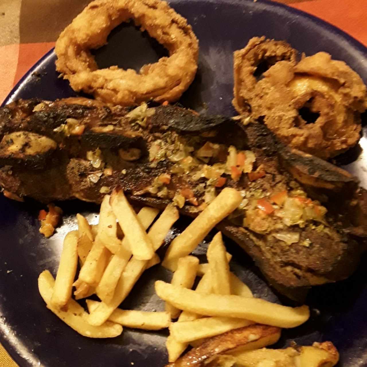 Costillas de Res a la Parrilla con Papas Fritas y Aros de Cebolla, Espectacular 