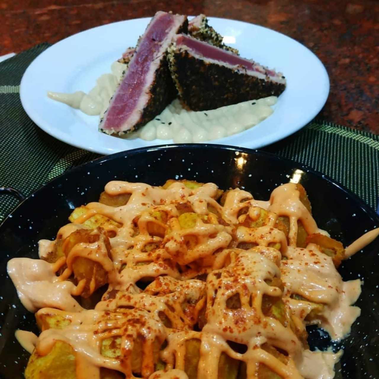Atún Abrazado y Papas Bravas 