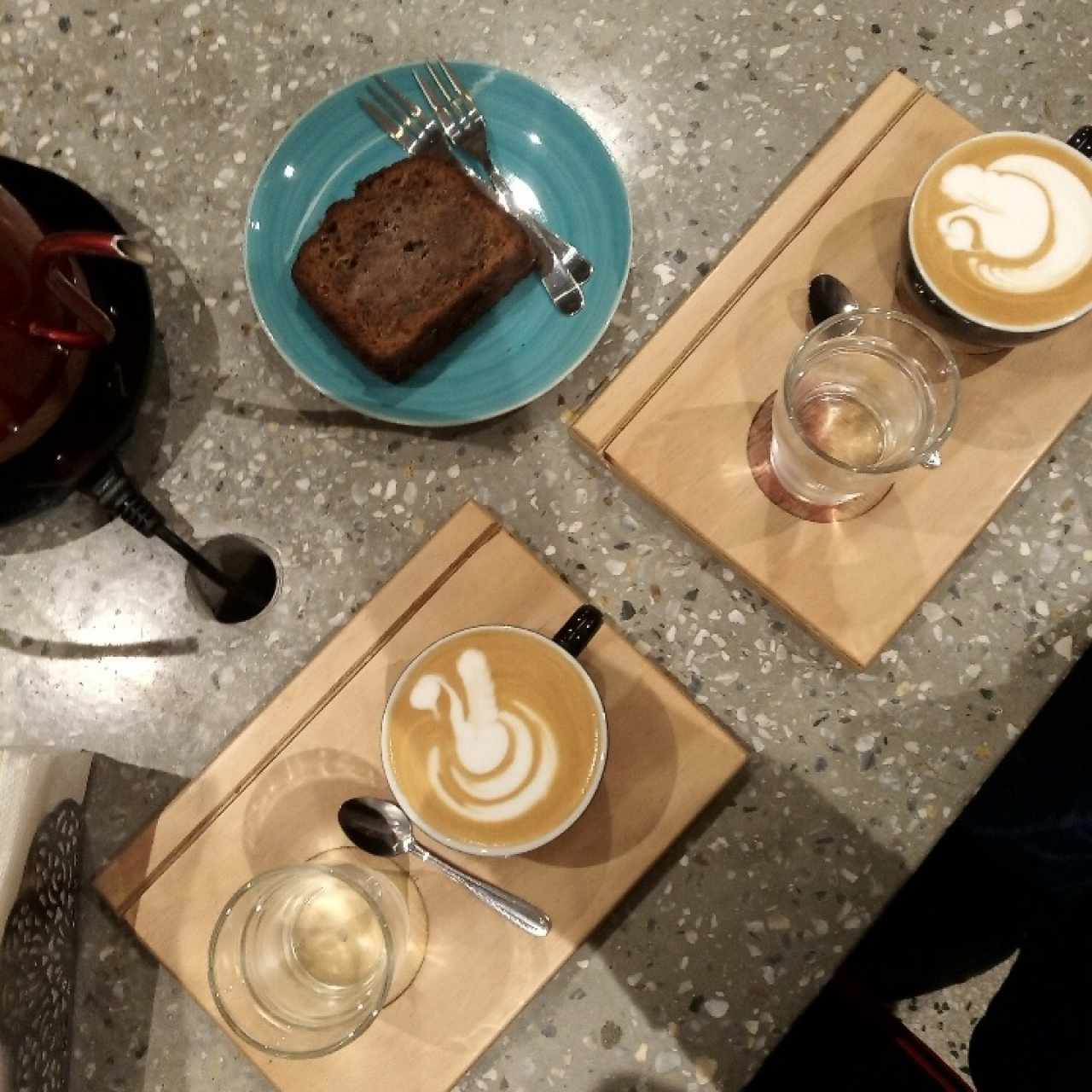 cappuccinos y torta de cambur con cobertura de mantequilla