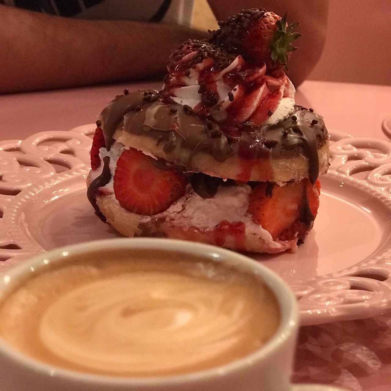 Dona de fresa y crema.