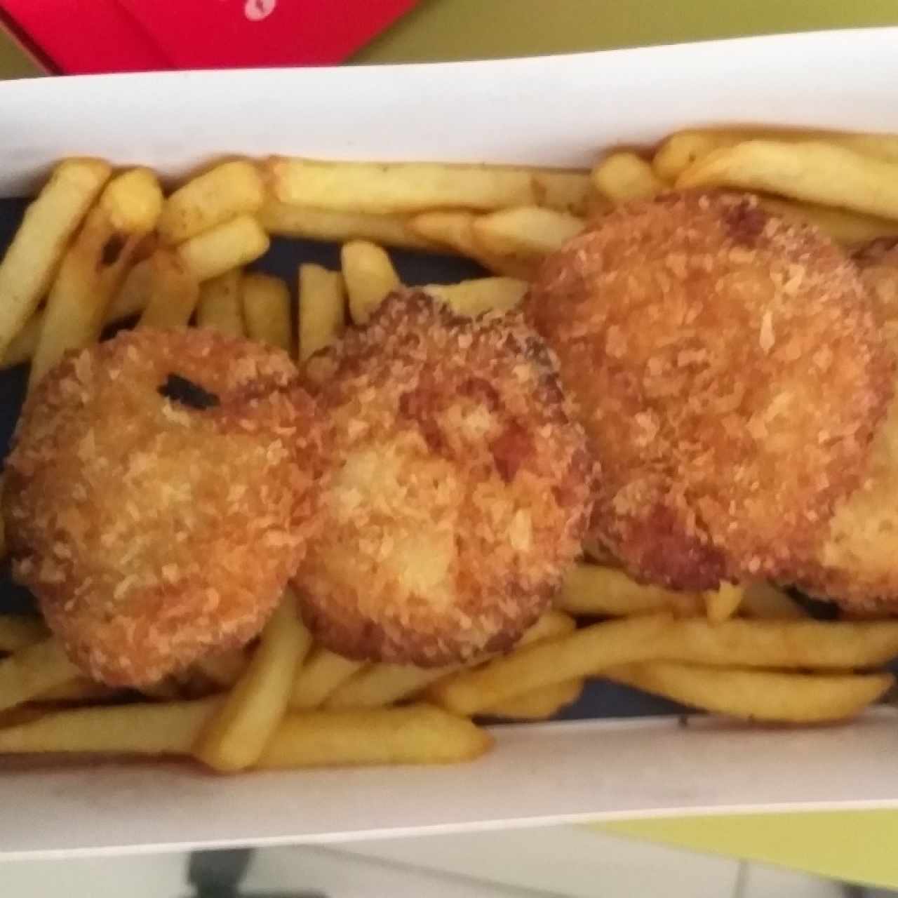 Menú kids nugets y papas fritas 