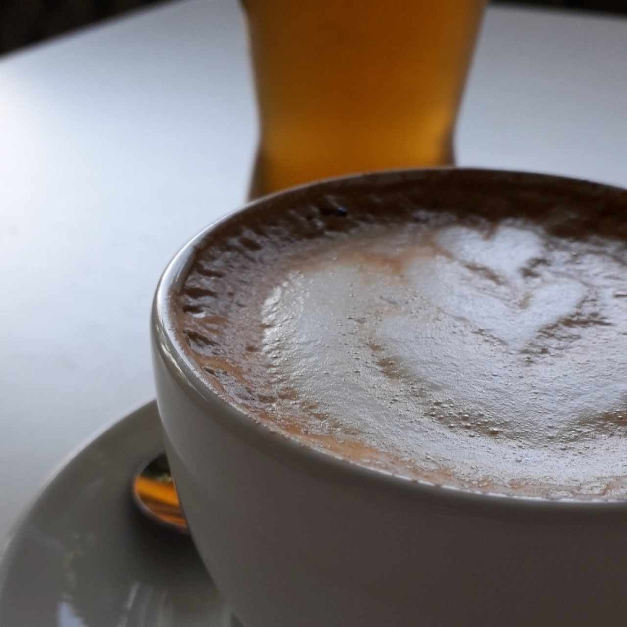 la tarde es buena con un cappuccino y una birra artesanal 