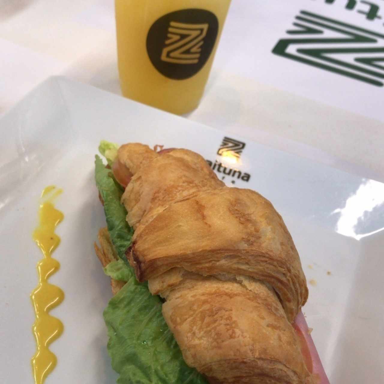 croissant jamon ahumado y queso emental 