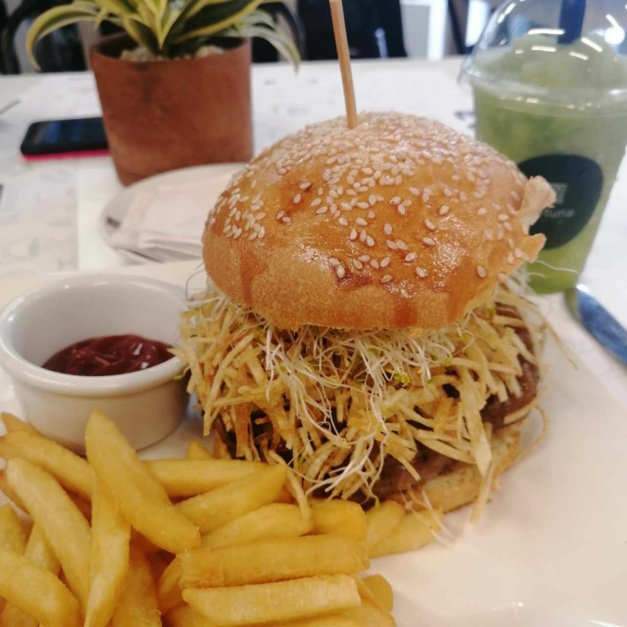 Hamburguesa de carne y cebolla caramelizada 