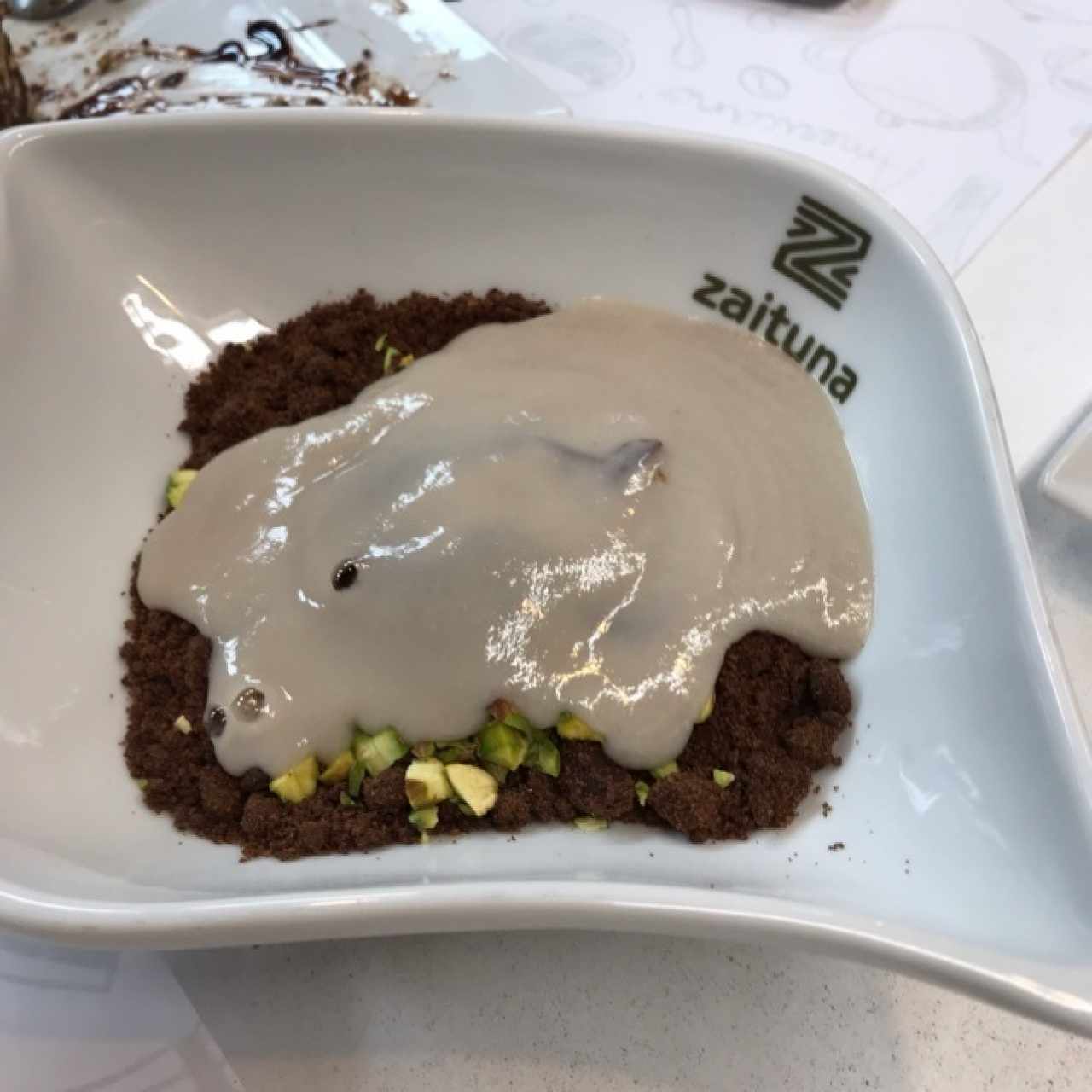 postre de la casa mousse de chocolate con pistacho