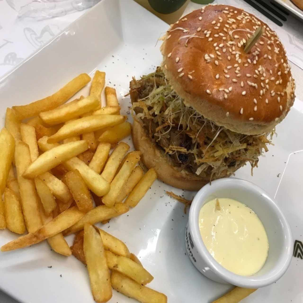 hamburguesa de cebollas caramelizadas