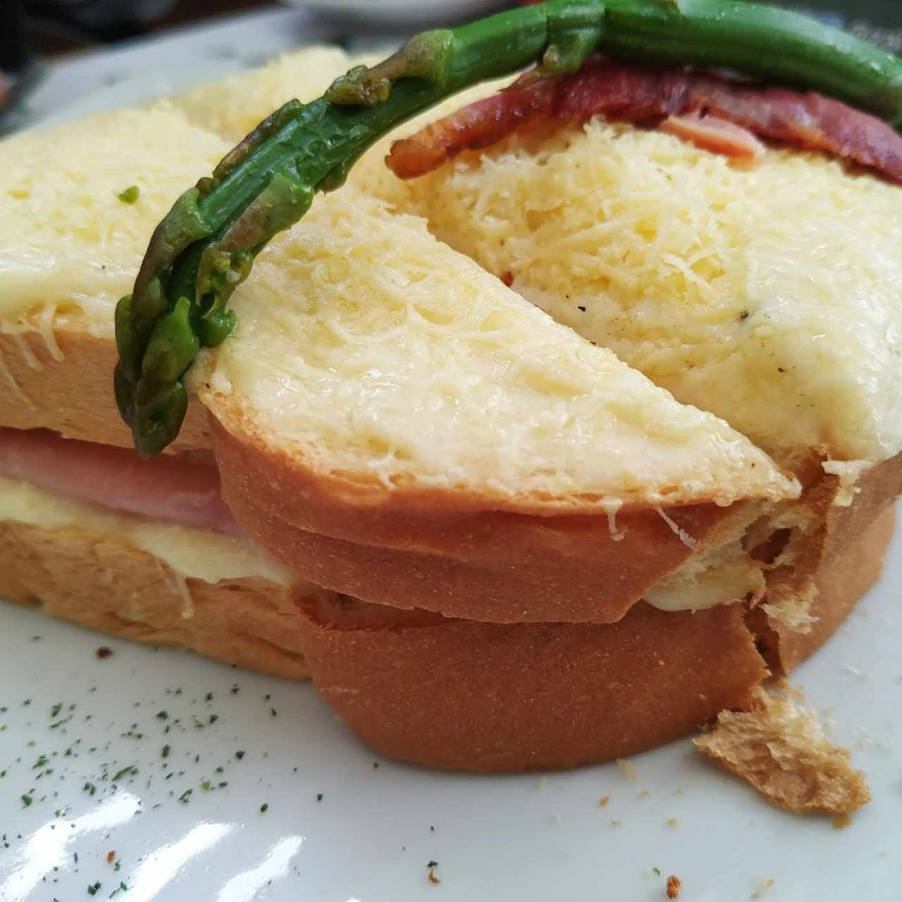 sandwich con espárragos y tocineta